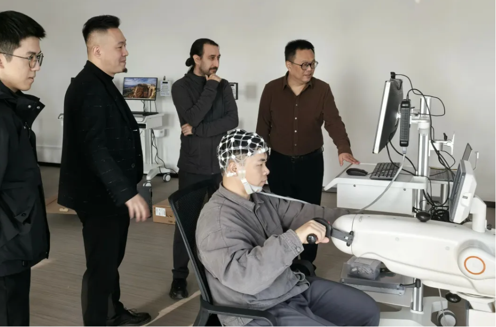 对话左右脑医疗钱云:脑机接口的未来,不在论文,在病房里